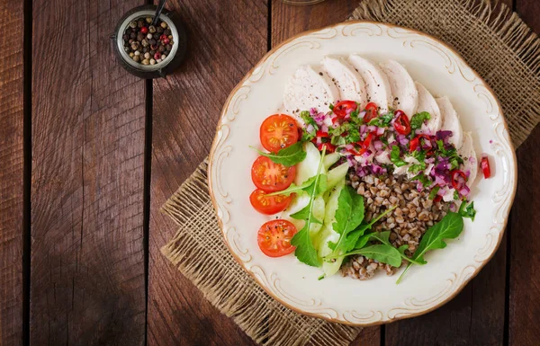 Kipfilet met boekweit en groenten — Stockfoto