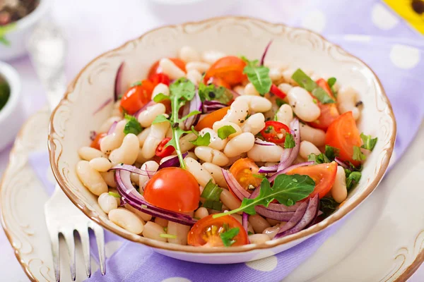 Salada de feijão branco e legumes — Fotografia de Stock