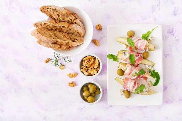 Appetizer with pear, blue cheese, prosciutto ham — Stock Photo, Image