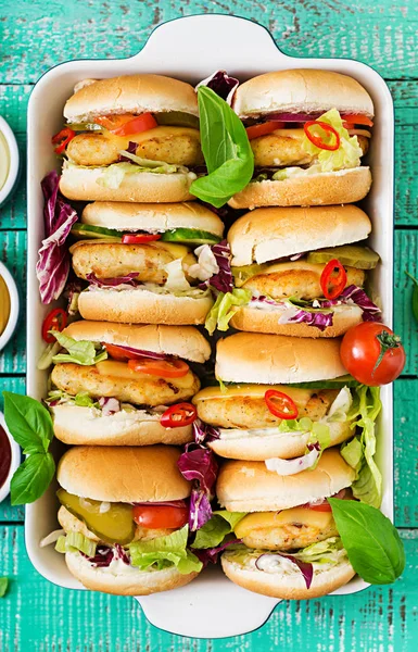 Hambúrgueres de frango com queijo e uns verduras . — Fotografia de Stock