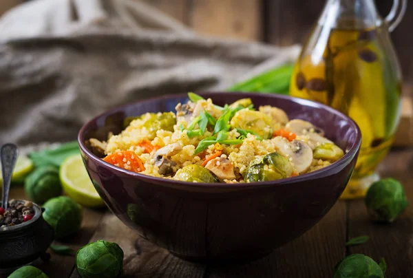 Salată de cuscus vegetariană — Fotografie, imagine de stoc