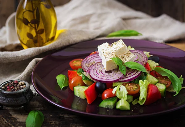 Grekisk sallad på tallrik. — Stockfoto