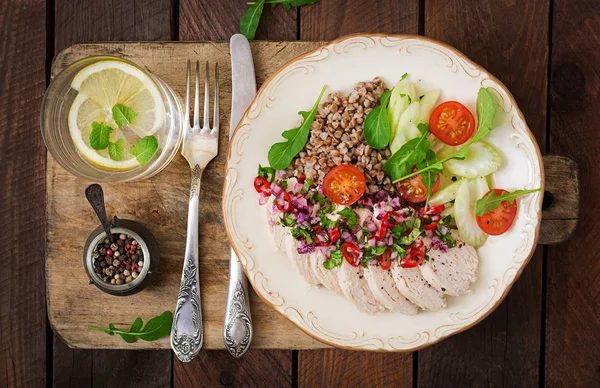 Poitrine de poulet au sarrasin et légumes — Photo