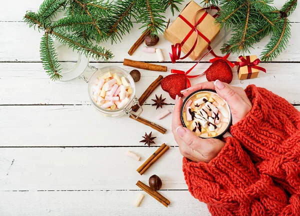 sıcak kakao bir fincan holding eller