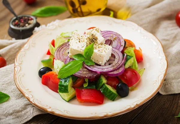 Греческий салат на тарелке . — стоковое фото