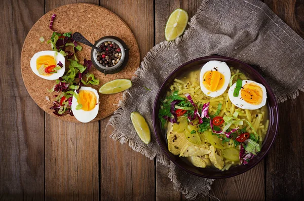 Tészta leves, csirke, a zeller és a tojás — Stock Fotó