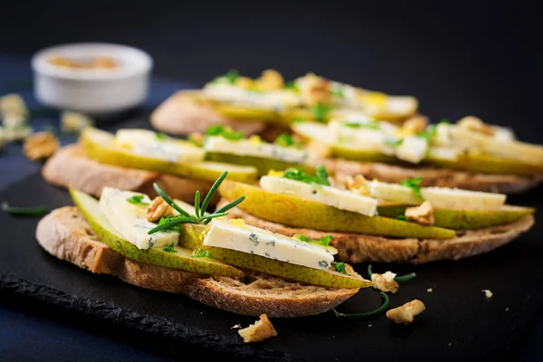 Sandvișuri cu pere, brânză albastră, miere și nuci — Fotografie, imagine de stoc
