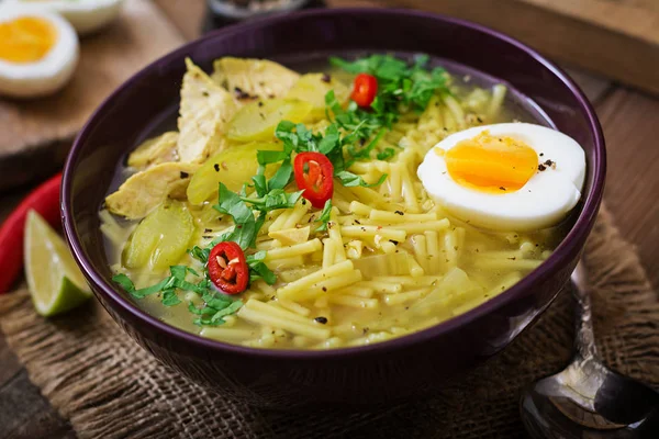 Soupe de nouilles au poulet, céleri et oeuf — Photo