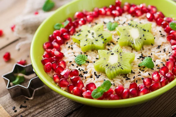 Mingau de aveia com sementes de frutas, baga e linho — Fotografia de Stock