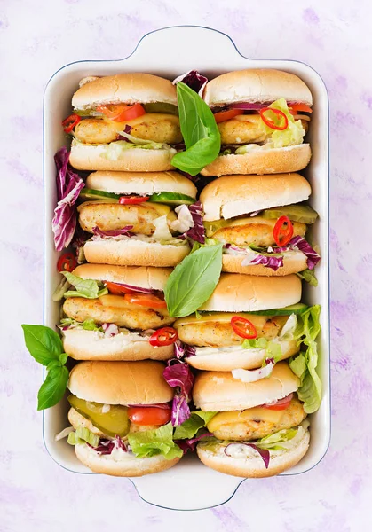 Hamburguesas de pollo con queso y verduras . — Foto de Stock