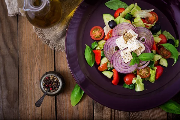 Ensalada griega en plato . — Foto de Stock