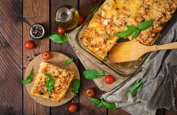 Klassische Lasagne mit Bolognese-Sauce — Stockfoto