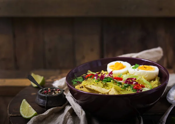 Sopa de macarrão com frango, aipo e ovo — Fotografia de Stock