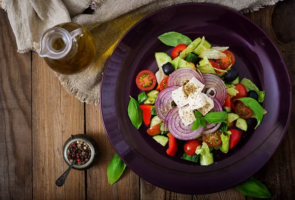 Griekse salade op plaat. — Stockfoto