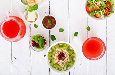 yulaf lapası kivi ve kızılcık