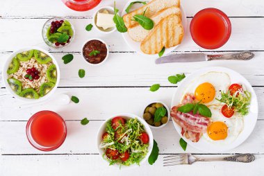 İngiliz kahvaltısı masada 