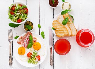 İngiliz kahvaltısı masada 