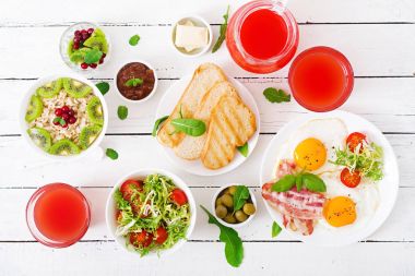 İngiliz kahvaltısı masada 