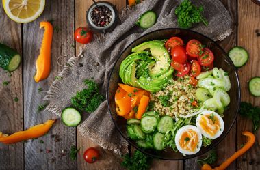 Bulgur lapası yumurta ve sebze ile 