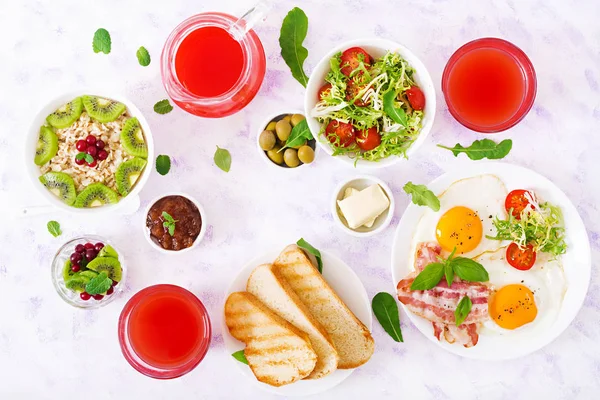 İngiliz kahvaltısı masada 