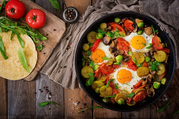 Huevos fritos con verduras — Foto de Stock