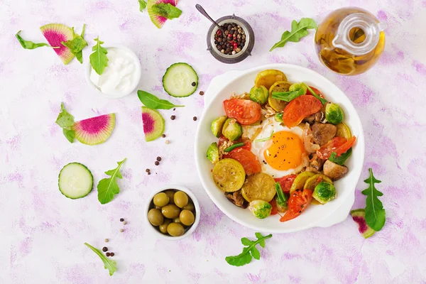 Huevos fritos con verduras —  Fotos de Stock