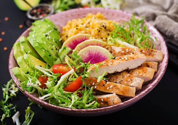 Egészséges saláta csirkével — Stock Fotó