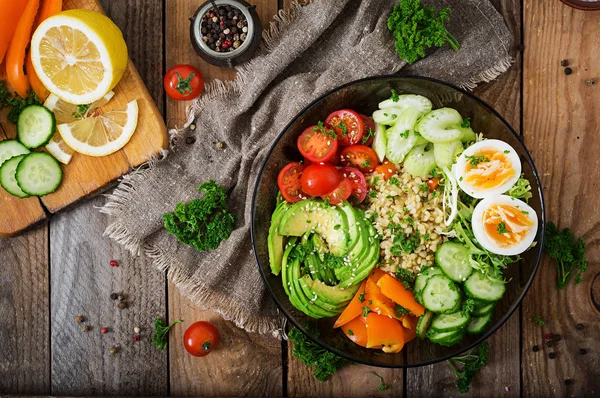 Bulgur gröt med ägg och grönsaker — Stockfoto