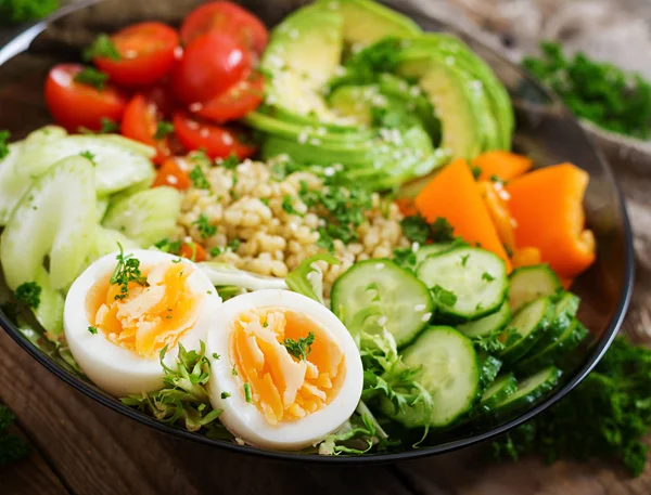 Mingau bulgur com ovos e legumes — Fotografia de Stock