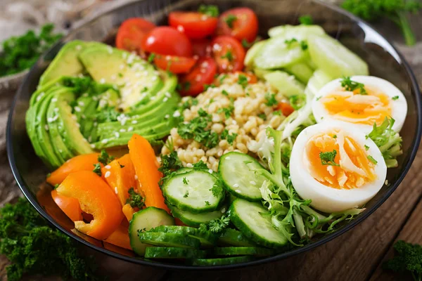 Kasza bulgur z jajkiem i warzywami — Zdjęcie stockowe
