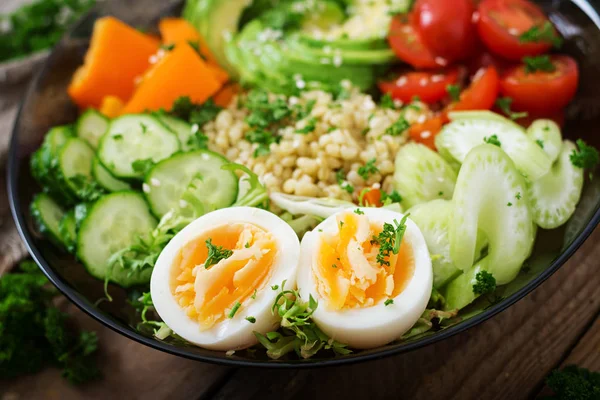 Bulgur porridge with eggs and vegetables — Stock Photo, Image