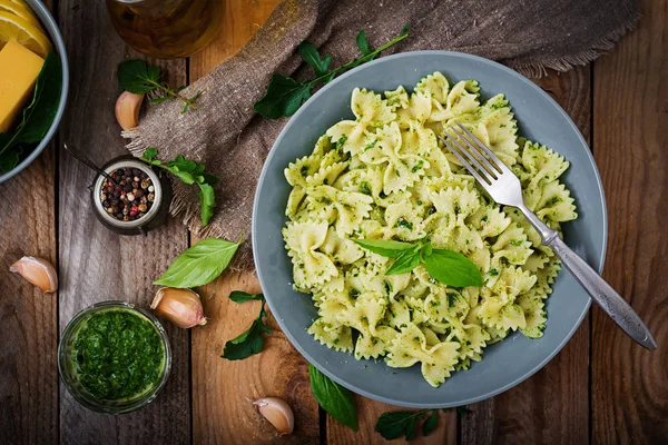 Farfalle macarrão com alho — Fotografia de Stock