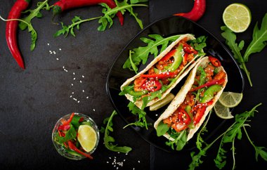 Tavuk fileto ile Meksika tacos