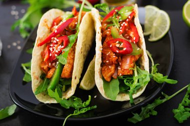 Kırmızı biber ve roka ile Meksika tacos