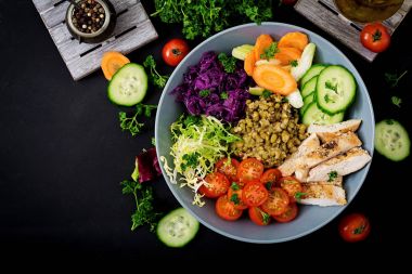 Tavuk ve mung fasulye salatası