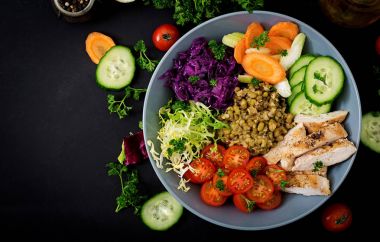 Tavuk ve mung fasulye salatası