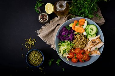 Domates ve mung fasulye salatası