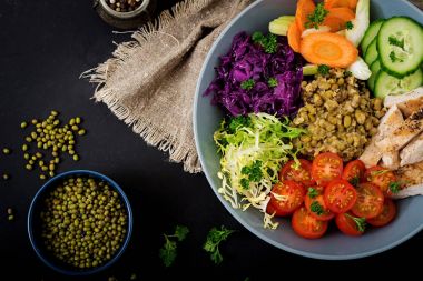 Domates ve mung fasulye salatası