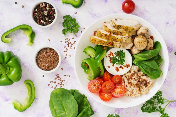 Oatmeal porridge, chicken and vegetables — Stock Photo, Image