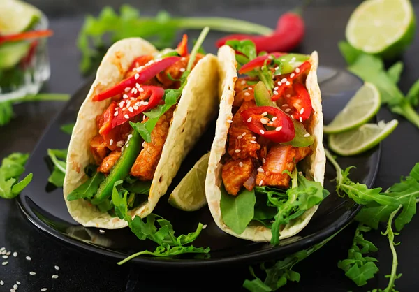Mexicaanse taco's met kipfilet — Stockfoto