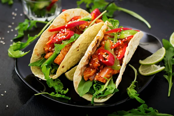 Mexikanska tacos med kycklingfilé — Stockfoto