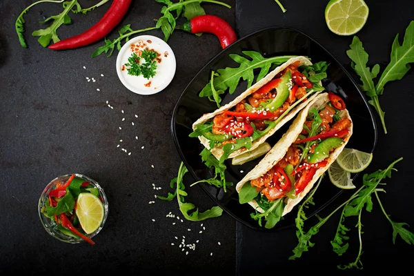 Meksykańskie tacos z papryką i rukolą — Zdjęcie stockowe