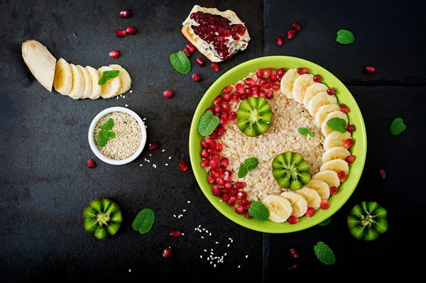 오트밀 죽 과일과 씨앗 — 스톡 사진