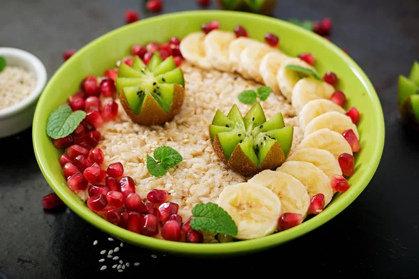 오트밀 죽 과일과 씨앗 — 스톡 사진