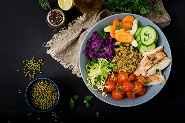 Gesunder Salat mit Mungbohnen — Stockfoto