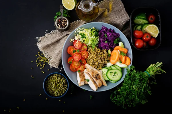 Salada saudável com feijão mungo — Fotografia de Stock