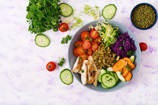 Healthy salad with chicken — Stock Photo, Image
