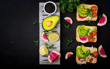 Vejetaryen sandviç ile avokado