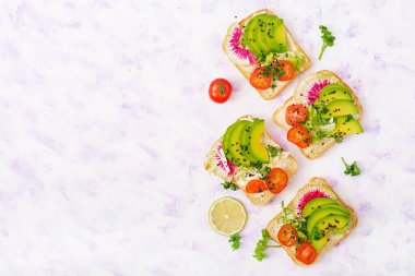 Vejetaryen sandviç ile avokado