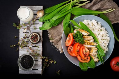 Sağlıklı salata domates ve pirinç